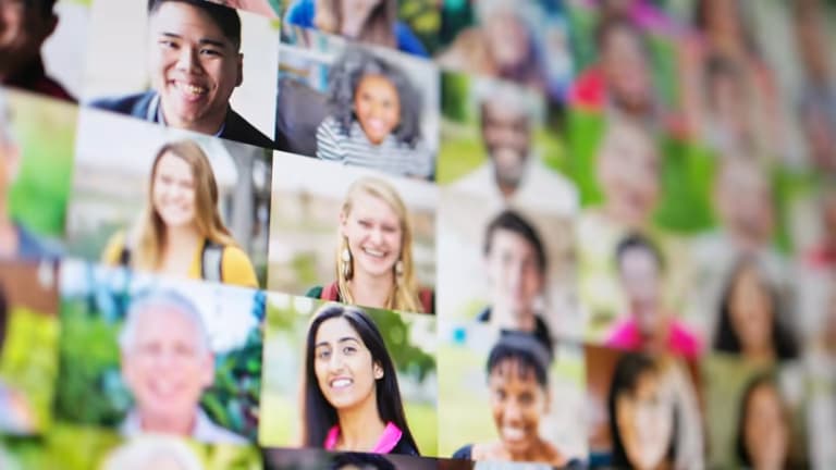 Diverse group of international students smiling – Testimonials for studying in the UK