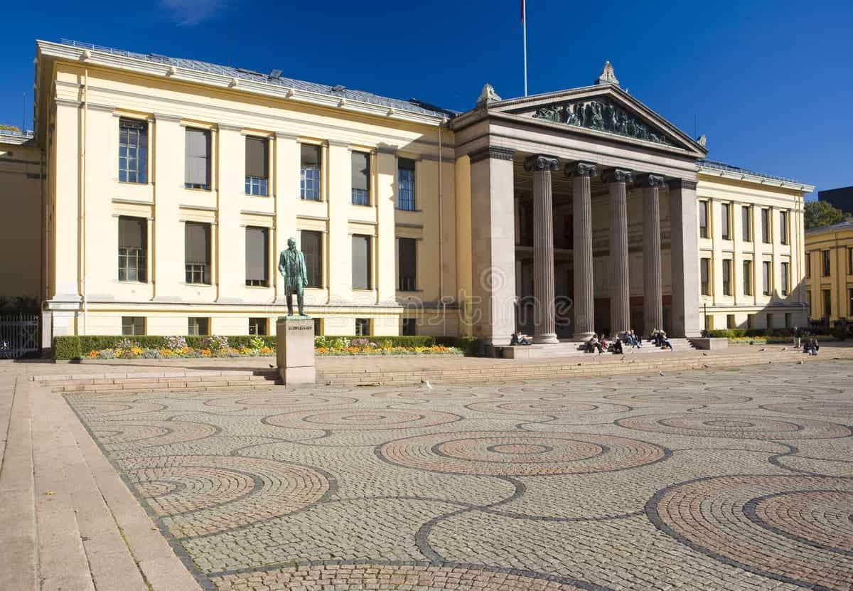 University of Oslo – Norway’s Leading Public University Front facade of the University of Oslo in Norway, showcasing neoclassical architecture and a peaceful academic environment.