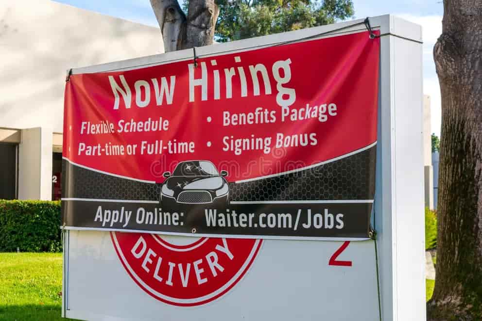 “Now Hiring” banner with apply-online message—part-time jobs and internships for Study in Singapore.