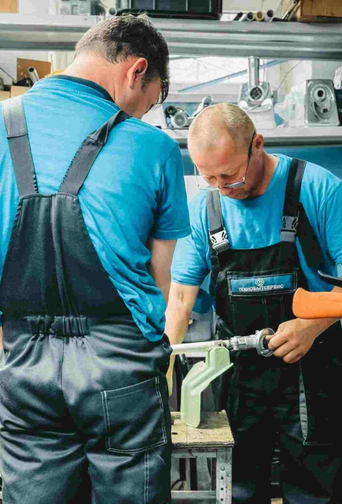 Highest Paying Countries for Fresh Graduates – Skilled workers working in an industrial workshop abroad